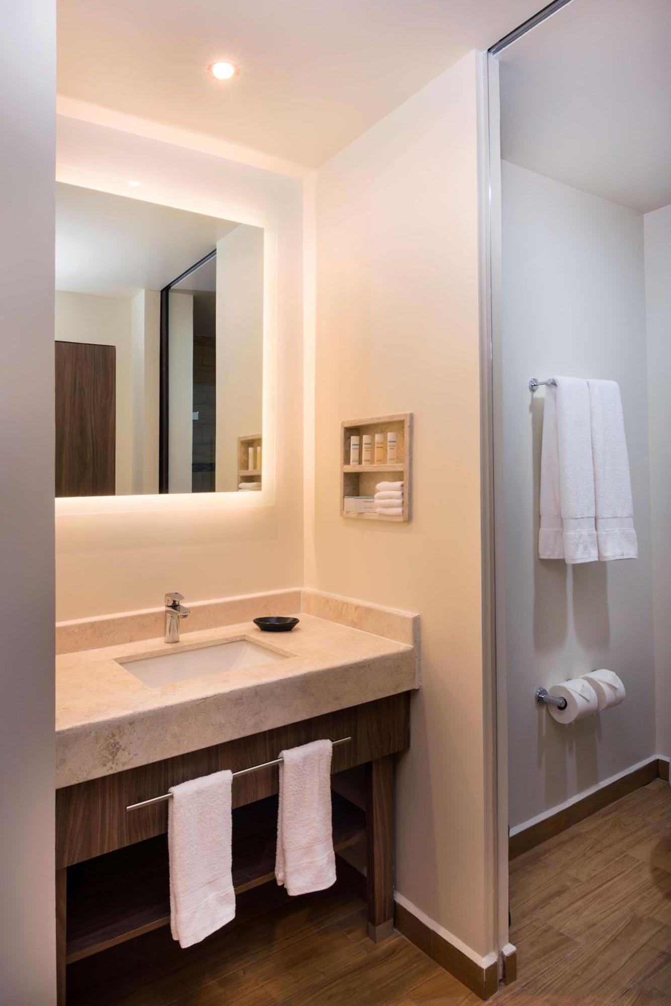 Hampton Inn & Suites By Hilton Salamanca Bajio Eksteriør bilde